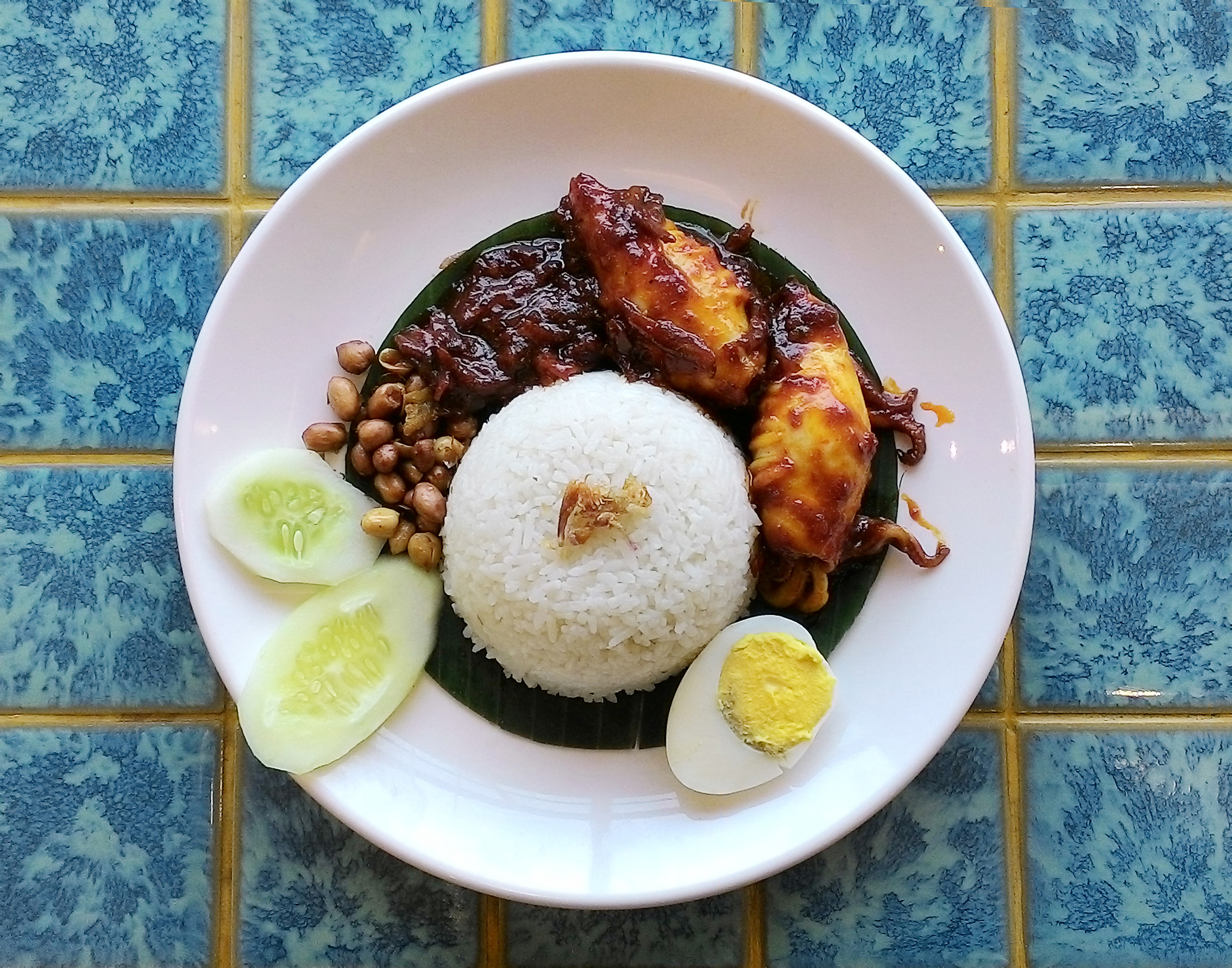 Cumi saus Padang berwarna merah pedas